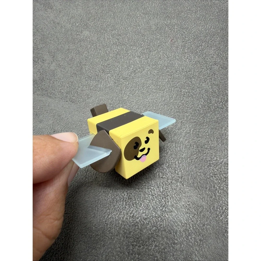 Bee Swarm Simulator Mini Series 1 Puppy Bee Figure & Comb